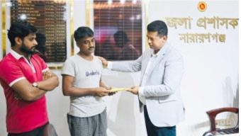 সিদ্ধিরগঞ্জে বিস্ফোরণে দগ্ধ হতাহতের পরিবারের পাশে জেলা প্রশাসক