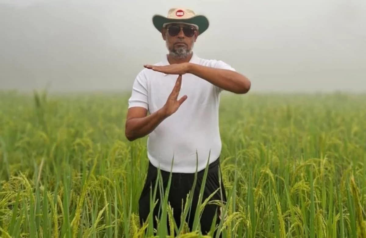 মনোনয়ন না পেয়ে ধান ক্ষেতে বিএনপি নেতার রিভিউ আবেদনের ছবি ভাইরাল